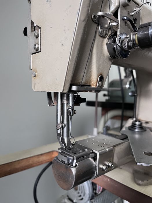 Máquina de Costura Industrial Braço Triplo Arrasto