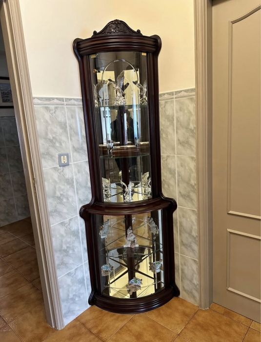 Vitrine de Canto Clássica em Madeira Maciça com Vidro