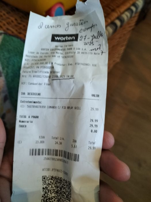 Ps4 com comando e 2 jogos