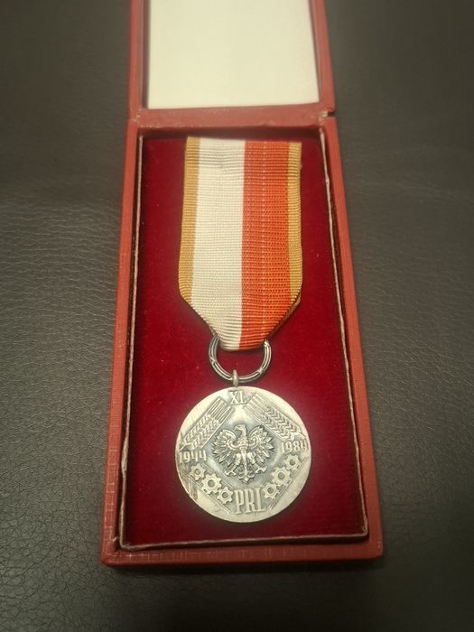 Medal,odznaczenie z PRL, w pudelku.Walka, praca,socjalizm