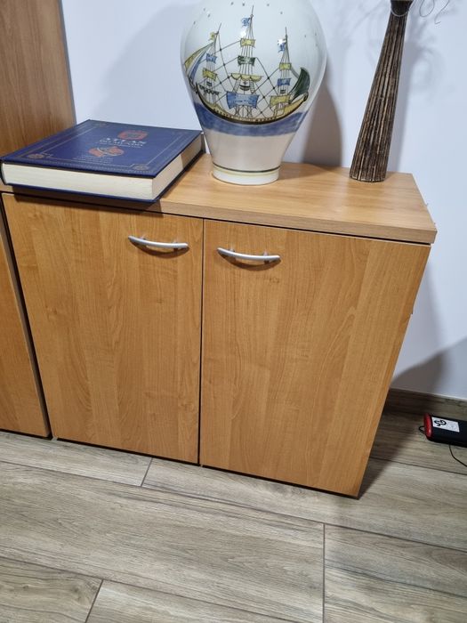 Escritório com Secretária , bloco de gavetas  2 armários para arquivo