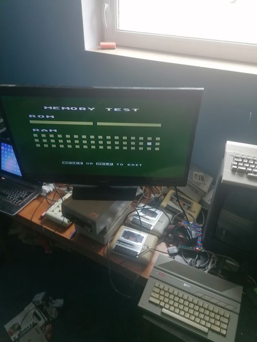 Atari 65xe z oryginalnym zasilaczem i boxem