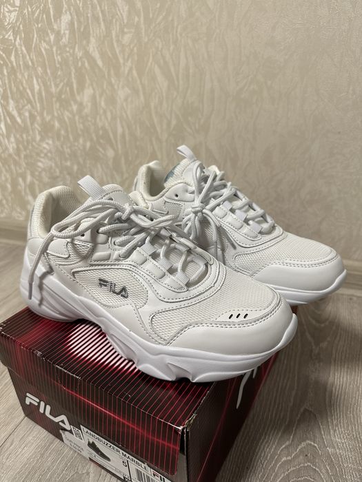 Нові кросівки Fila