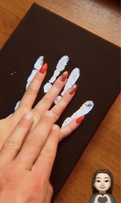 Отпечатки рук на холсте