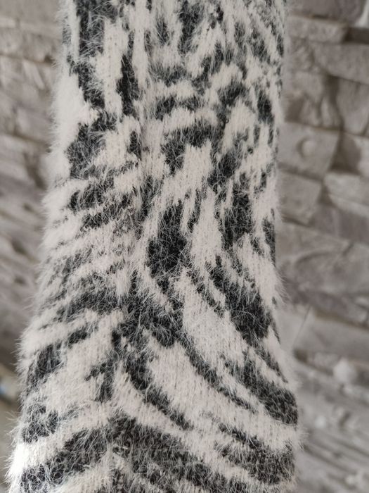 Krótki włochaty czarno biały sweter Bershka