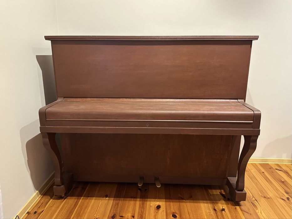 Pianino Legnica – piękny klasyczny instrument, drewniana obudowa