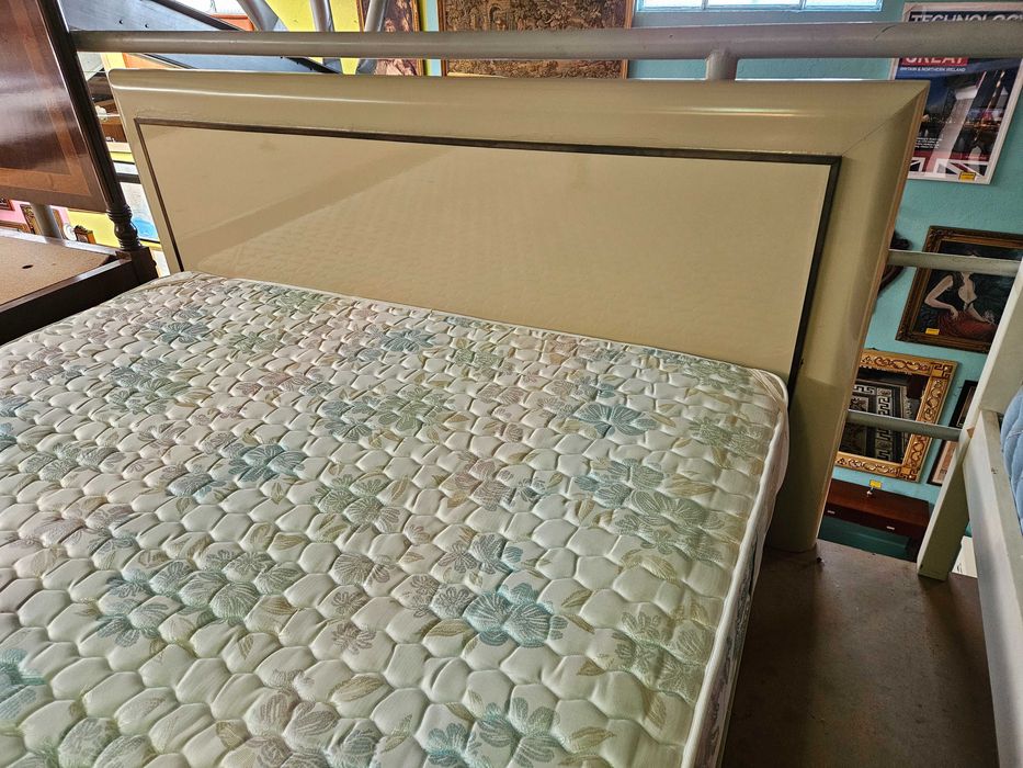 Cama com estrado e colchão - Bom estado geral