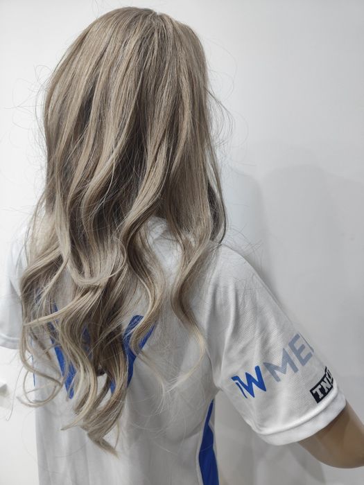 peruka blond popielaty falowana z grzywką nowa