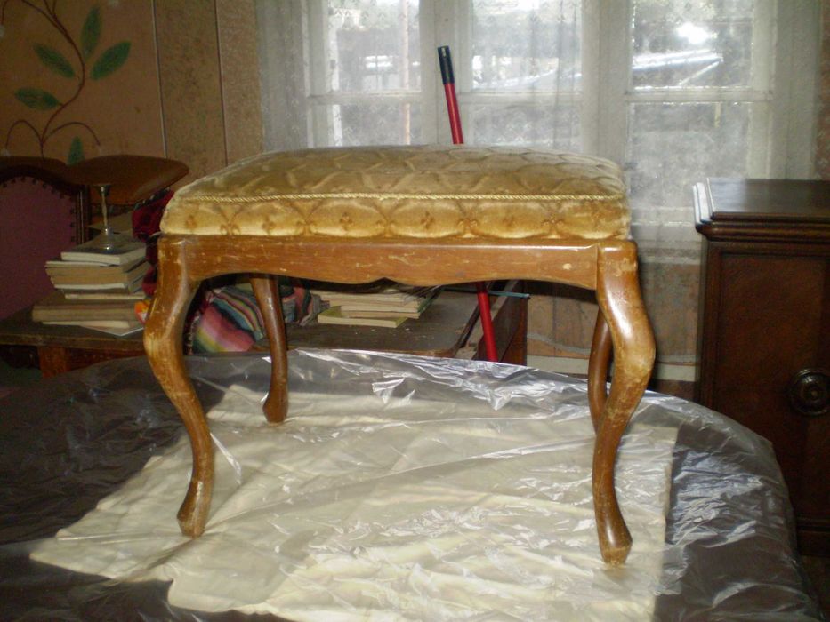 stary taboret podnozek