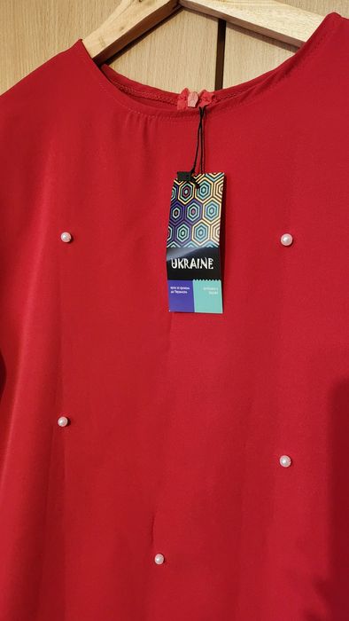 Елегантна Червона Сукня з Пір'ям та Перлинками (Нова, Розмір 48)
​Проп