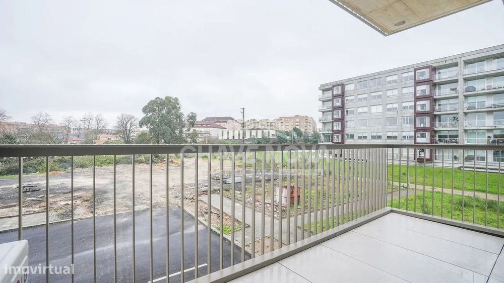 Apartamento T2 Novo, com Varanda e Lugar de Garagem — Canidelo, Porto