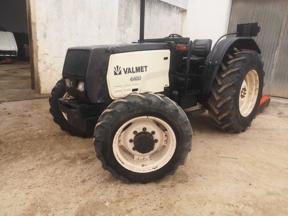 Trator Valmet 4400 em muito bom estado