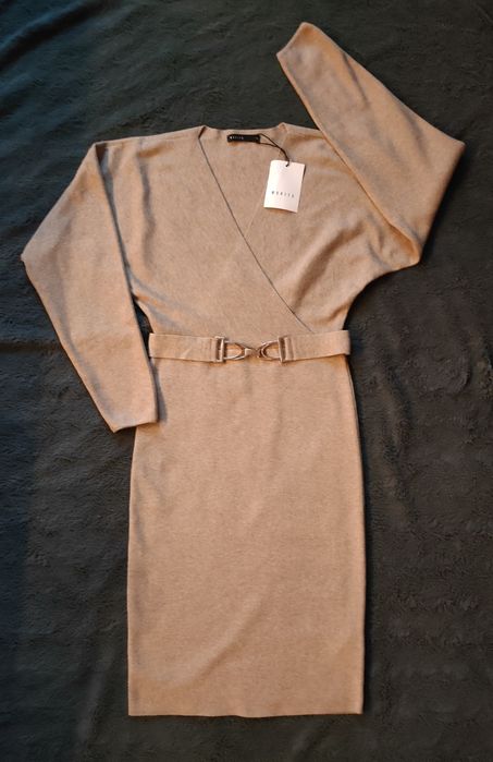 Beżowa sukienka z klamrą