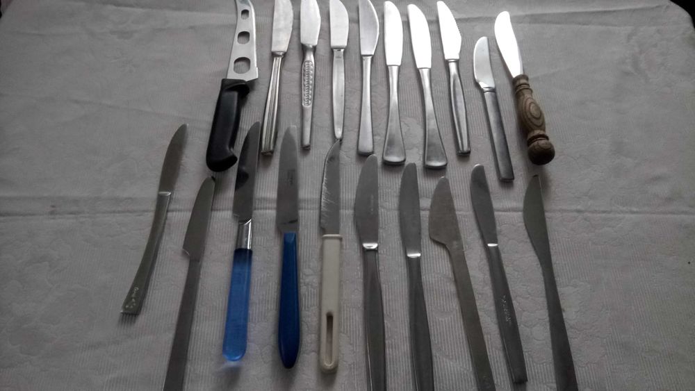 Различные столовые приборы.