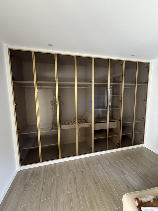 Roupeiro com portas vidro e led