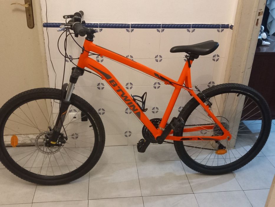 Uma bicicleta laranja usei só 4 vezes ela está em ótimo estado e nova