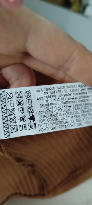 Prążkowana sukienka pull&bear m z rozcięciem