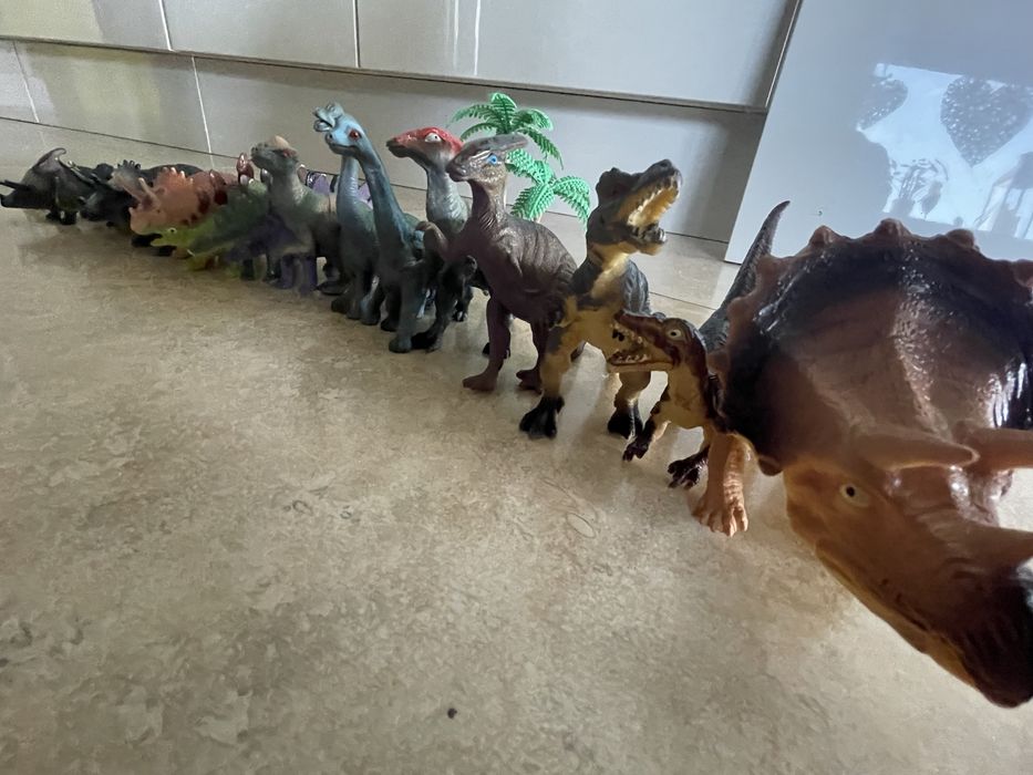 Komplet 16 dinozaurów w tubie + drzewka