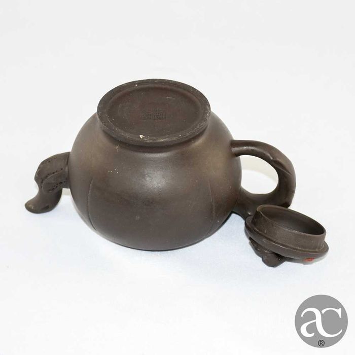 Bule Yixing em Terracota – China, feito à mão