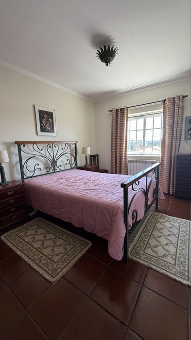 Cama casal, mesas de cabeceira e cómoda