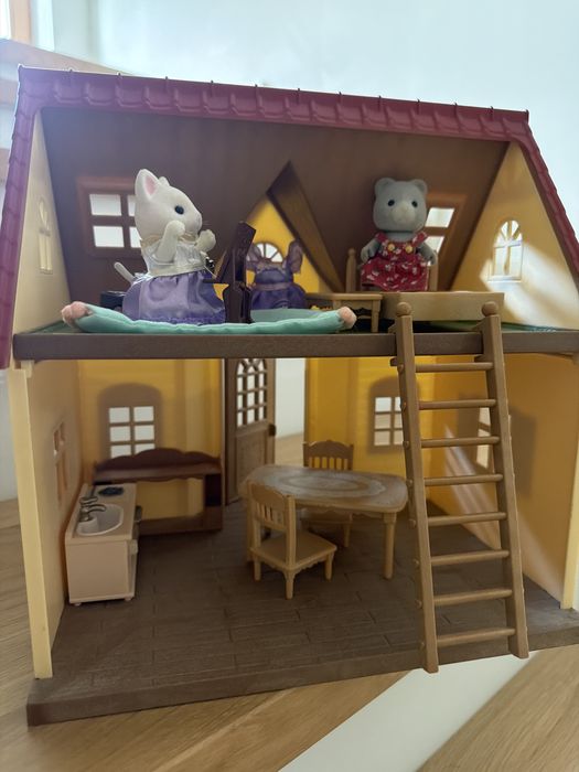 Sylvanian Families - domek z dwoma figurkami i mebelkami