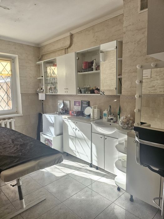 Сдам кабинет косметологу,массажисту,мастеру тату.Королева 112