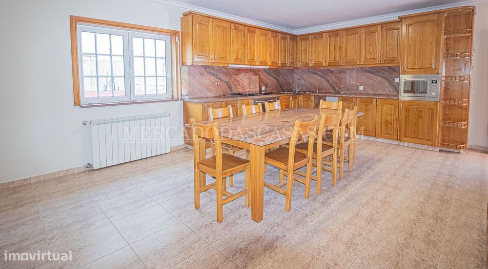 Térrea, com terraço, jardim, aproveitamento de sótão e uma garagem...