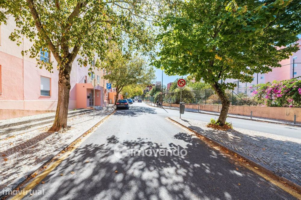 Apartamento T2 com boas áreas e muita luz natural, em Telheiras