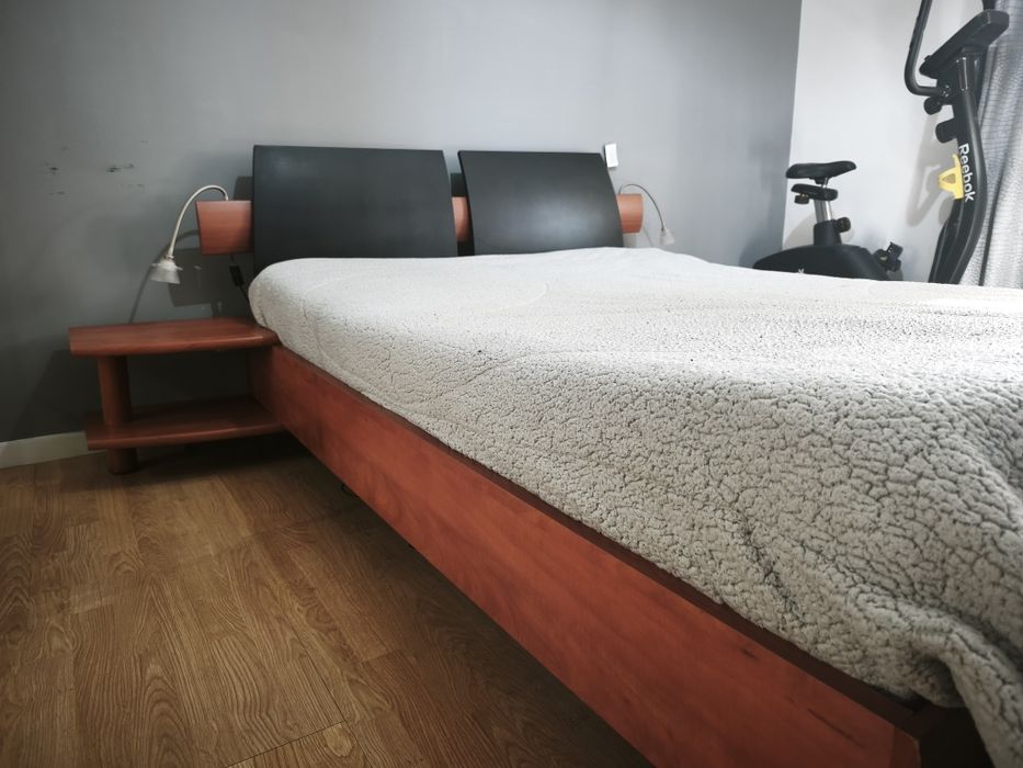 Cama casal em cerejeira com mesinha cabeceira