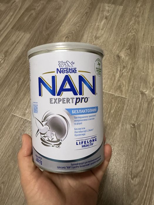 Жестяная банка с крышкой.