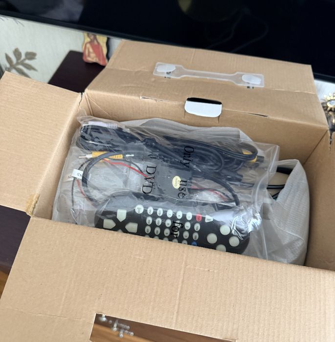 Підголовники з монітором Klyde Ultra 745 HD Beige c DVD ,USB ,SD .