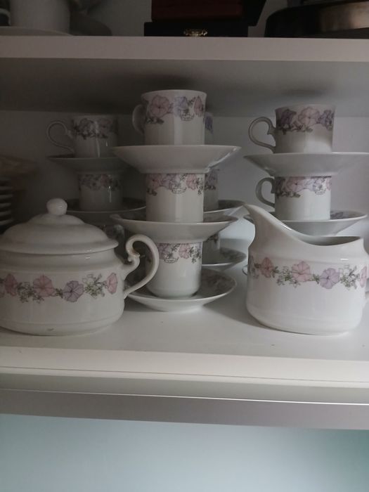 Conjunto de 12 chávenas de café. Porcelana fina.com bule e açucareiro.