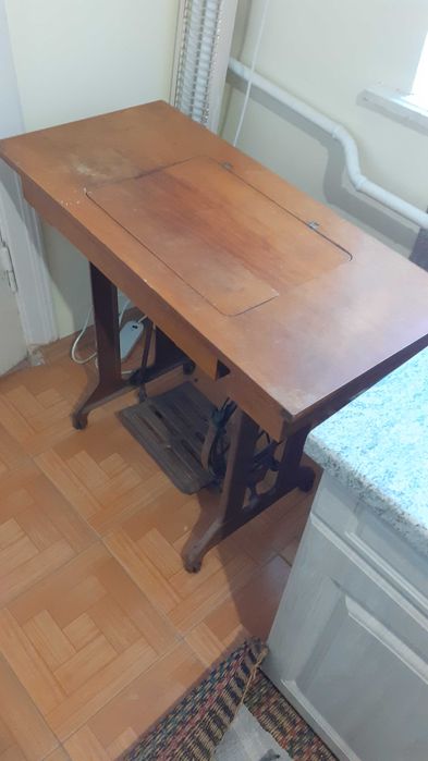 продам швейную машинку с ножным приводом. состояние отличное.