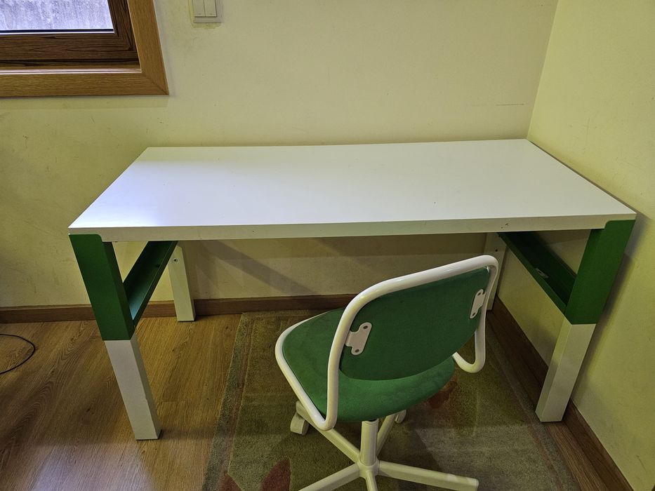 Secretária ajustável, cadeira e estante