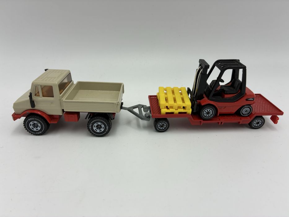 Siku skala 1:55 model 2522 Mercedes Benz Unimog z wózkiem widłowym linde