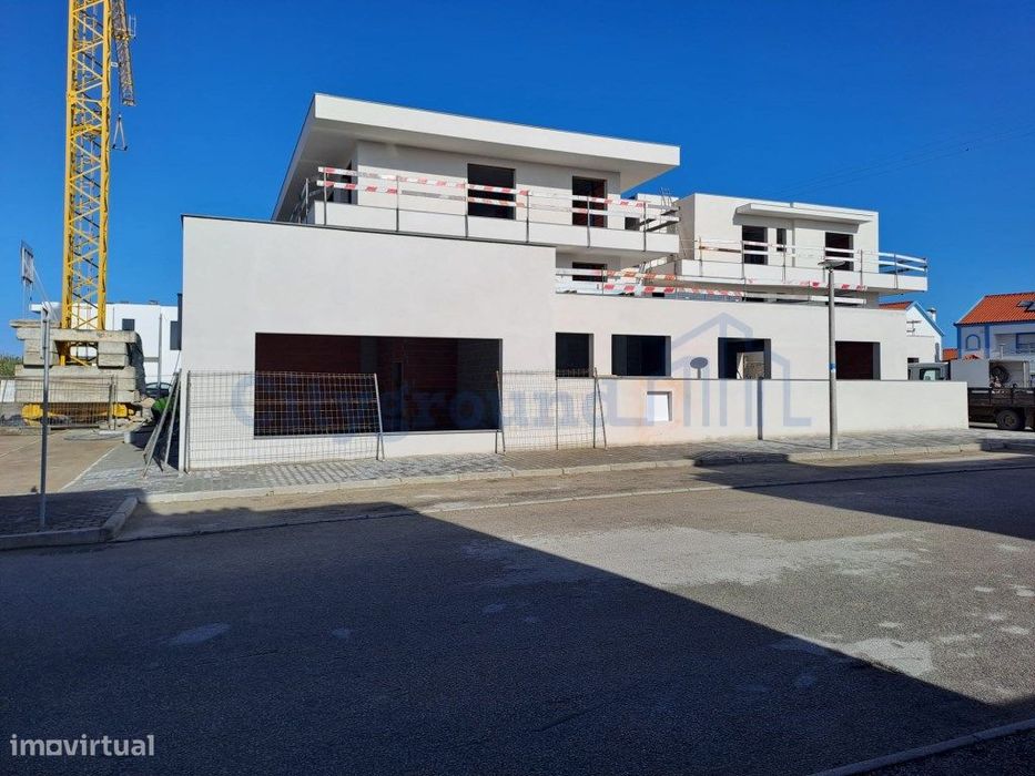 Apartamento T2 com garagem no centro de Ferrel — Ferrel, Leiria