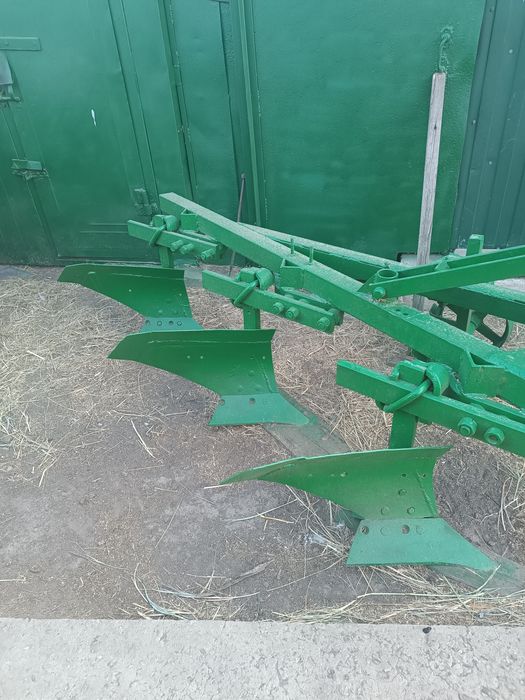 Плуг 3 корпусний