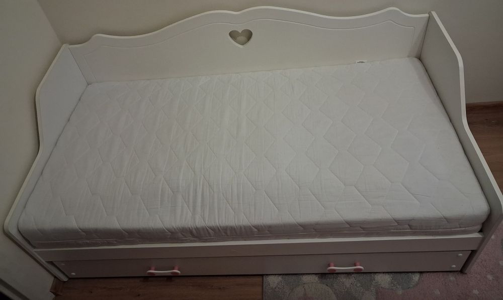Łóżko 160 x 80 z materacem dla dziewczynki