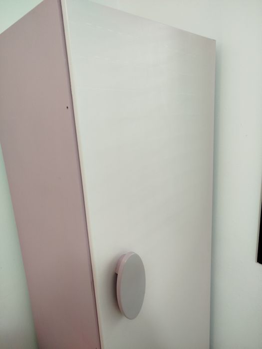 Móvel IKEA com 2 prateleiras e 1 gaveta