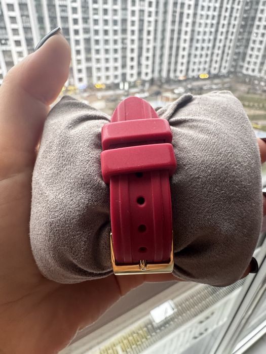 Годинник на руку (наручний)  жіночий червоний GUESS, стан ідеальний