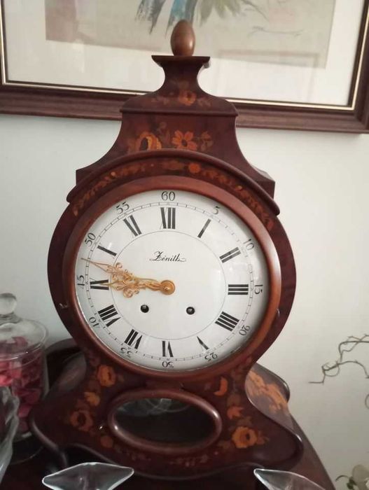 Relogio em madeira marca Zenith muito antigo como novo