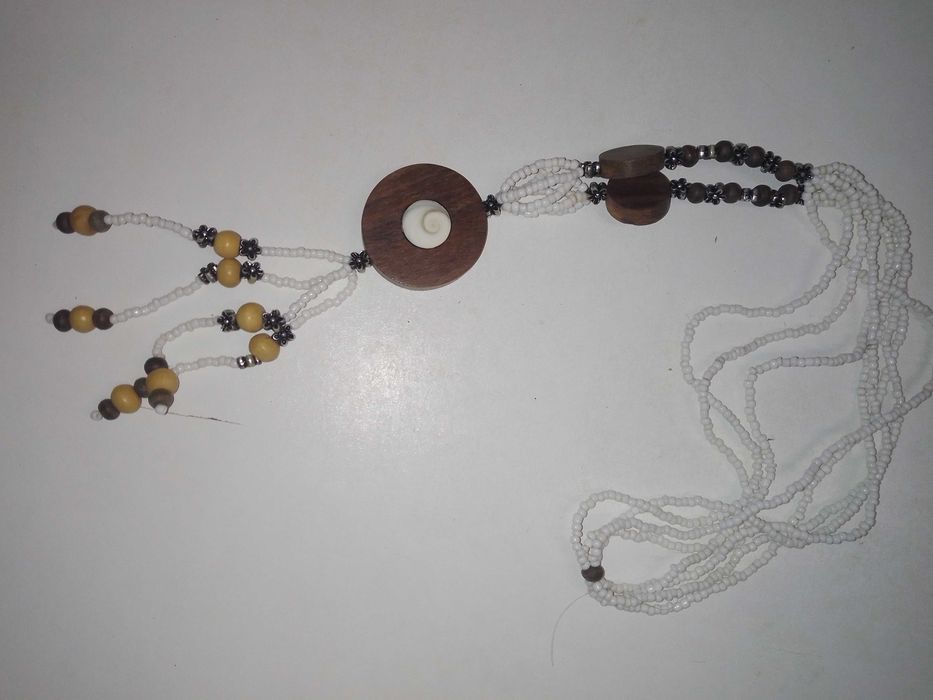 Colar branco comprido