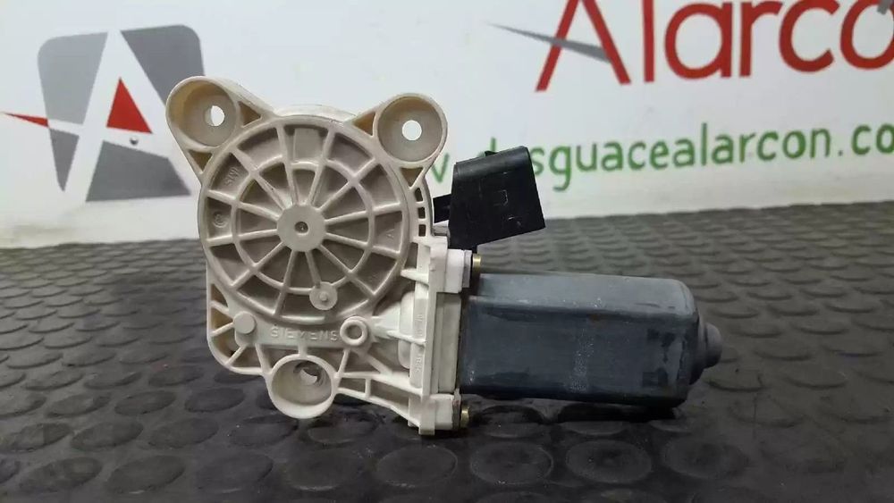 MOTOR ELEVADOR DE VIDRO FRONTAL ESQUERDO MERCEDES-BENZ CLASSE C 2004 -A211820304...