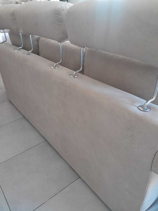 Sofá bege de 3 lugares