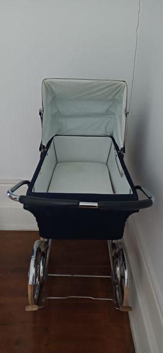Carrinho de bebê antigo