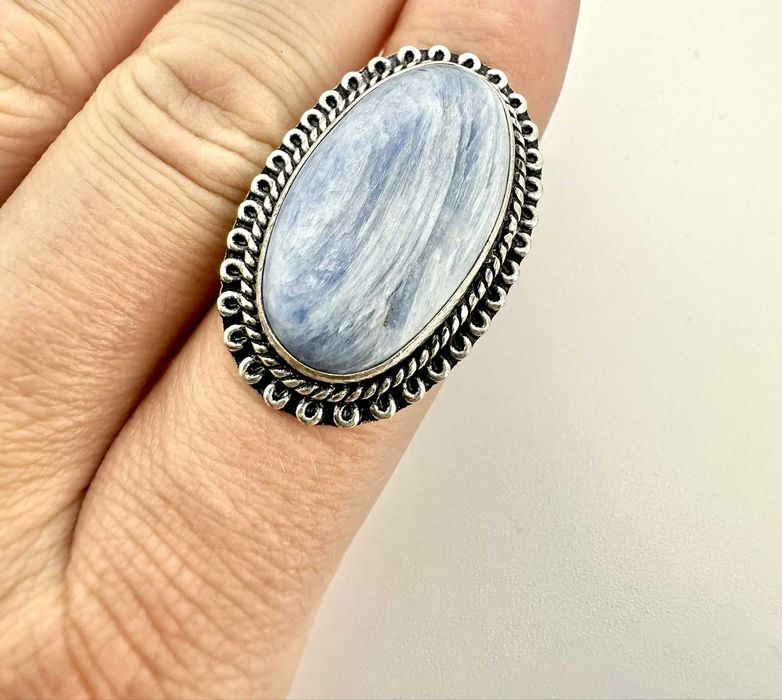 Pierścionek, jedyny w swoim rodzaju kamień naturalny
Kyanit. Próba 925