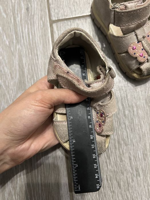 Дитячк взуття на дівчинку