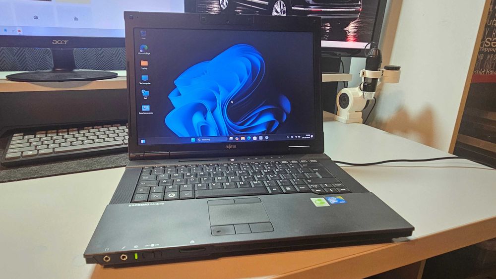 Laptop Fujitsu Esprimo M9410 14.1" 4GB RAM 120GB SSD CD/DVD Windows 11 Pro