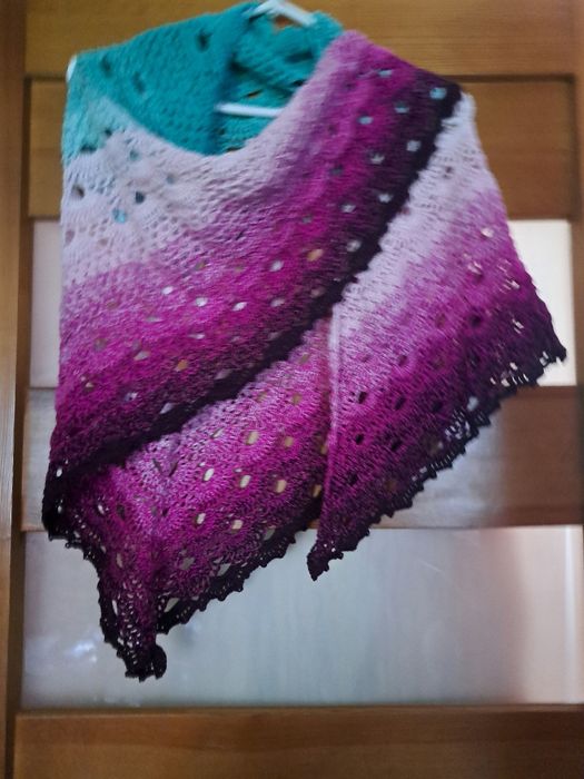 'Ażurowa chusta recznie robiona