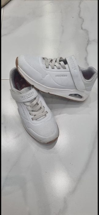 Белые кроссовки Skechers